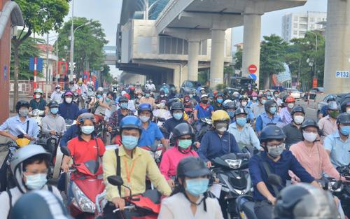 Chốt kiểm soát 'vùng đỏ' dịch Covid-19 ở Hà Nội đồng loạt đi vào hoạt động, ùn tắc tại điểm Cầu Diễn