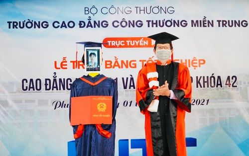 Một trường tại Việt Nam dùng robot để thay thế sinh viên nhận bằng tốt nghiệp
