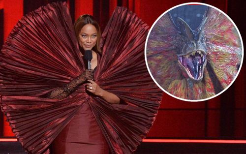 Làm siêu mẫu không quên tấu hài, Tyra Banks tự tin mặc váy như khủng long bay