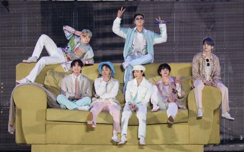 Đây là thành viên BTS chiếm trọn spotlight lời khen của truyền thông quốc tế sau concert online