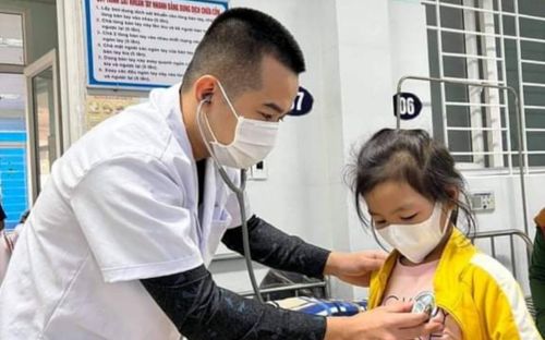 Bé gái 8 tuổi sốc phản vệ, nguy kịch sau khi ăn mỳ tôm buổi sáng