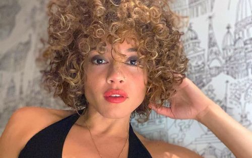 Nữ ca sĩ tiểu vào mặt khán giả trên sân khấu sẽ đối diện mức án phạt ra sao?