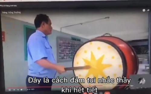 Hết giờ mà giáo viên vẫn say sưa giảng dạy, học trò liền có hành động khiến thầy không ngờ tới được