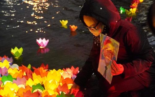 Nghẹn ngào lễ tưởng niệm hơn 23.000 đồng bào mất vì Covid-19: 'Tôi thương tất cả mọi người đã ra đi'