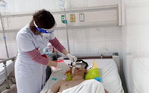 Pháo tự chế bất ngờ phát nổ, thiếu niên 19 tuổi bị mù một mắt và nát hai tay