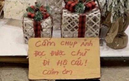 Tấm biển 'cấm chụp ảnh, đi hộ cái' ở cửa hàng bán đồ giáng sinh gây tranh cãi