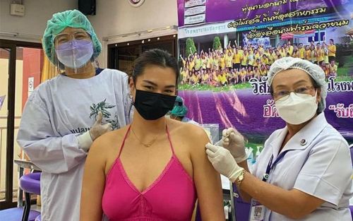 Miss Universe Thái Lan gây tranh cãi khi đi tiêm vaccine vì trang phục không phù hợp