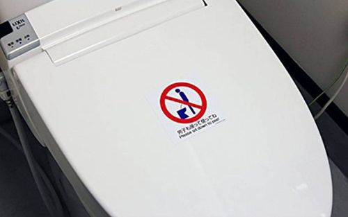 Lý do đàn ông Nhật Bản thích tiểu ngồi
