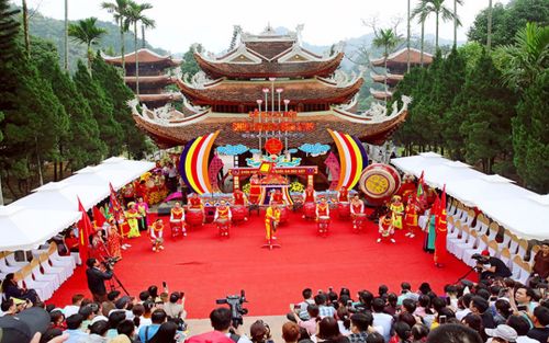Hà Nội tạm dừng lễ hội trong dịp Tết Nguyên đán, tiêm chủng xuyên Tết