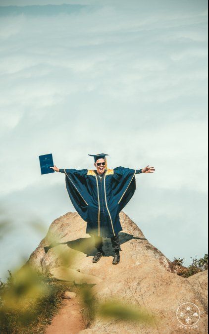 Mặc áo cử nhân đi khắp nơi mừng ngày tốt nghiệp