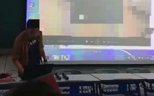 Xôn xao nam giảng viên bật nhầm phim 'người lớn' cho sinh viên xem khi trình chiếu tài liệu dạy học