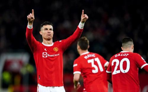 Ronaldo giúp MU thoát thua, như thường lệ Keane và Neville lại… chê đội bóng cũ