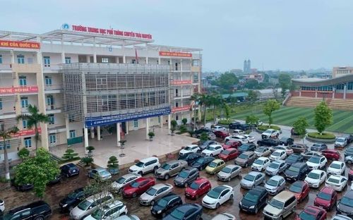 Choáng ngợp trước dàn xế hộp kín sân trường của phụ huynh Thái Nguyên trong buổi họp tổng kết cuối năm