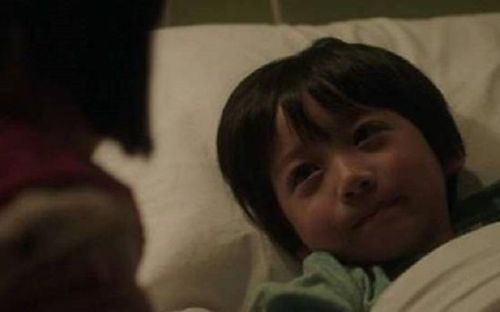 Con trai 13 tuổi vẫn ngủ chung với mẹ, hành động đột ngột giữa đêm của cậu bé khiến mẹ giật mình