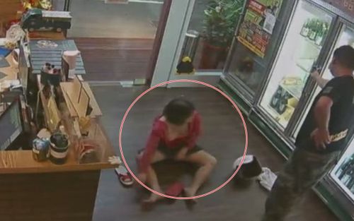 Say xỉn mò vào quán rượu đòi đồ uống, trang phục hớ hênh của người phụ nữ khiến ai cũng 'đỏ mặt'