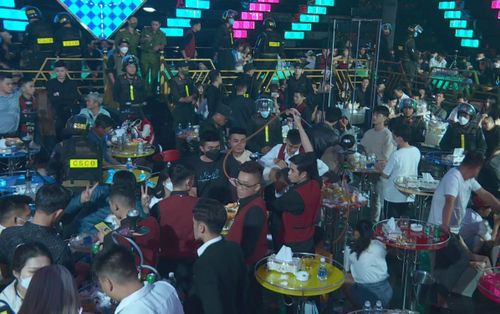 Đột kích quán bar, phát hiện đối tượng mang súng cùng 25 viên đạn phòng thân
