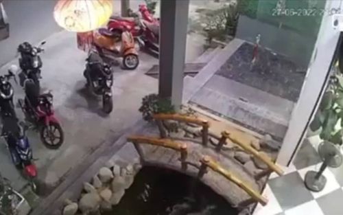 Đi cà phê cùng bố mẹ, bé trai 4 tuổi rơi xuống bể cá đuối nước và lời cảnh tỉnh cho các bậc phụ huynh