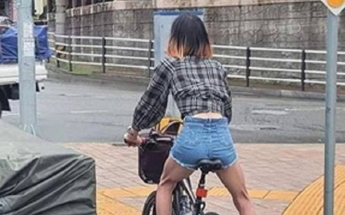 Cô gái với vóc dáng gợi cảm đạp xe trên đường gây chú ý, vừa ngoảnh mặt lại ai nấy cũng phì cười