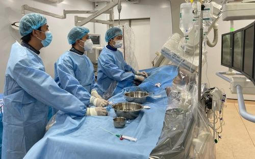 Bệnh nhân tự ý bỏ điều trị, bị nhồi máu cơ tim nguy kịch, phải cấp cứu khẩn