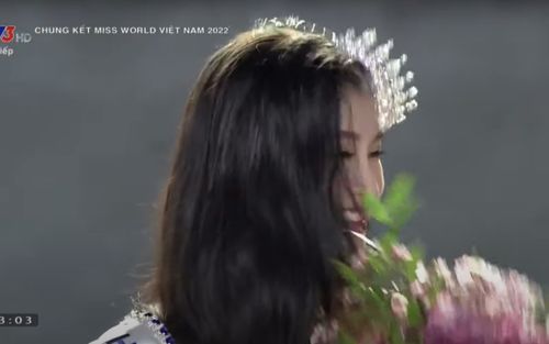Á hậu 2 Phương Nhi rơi vương miện trên sân khấu khiến mái tóc rối bù