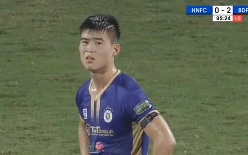 Duy Mạnh có bị oan khi nhận thẻ đỏ trực tiếp?