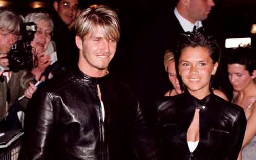Vợ chồng David Beckham xấu hổ 'nổi da gà' khi xem lại ảnh mặc đồ đôi trong quá khứ