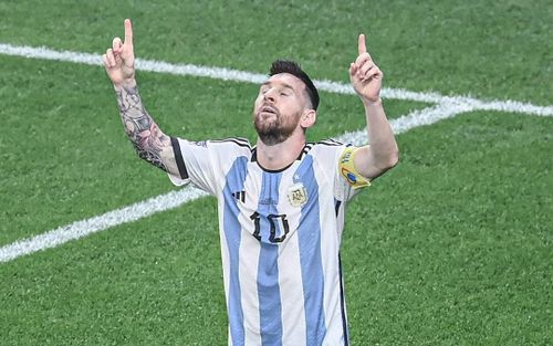 Messi vượt qua Maradona, cán mốc 1000 trận và 789 bàn thắng: Ngả mũ trước thiên tài