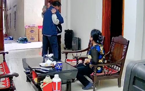Con đi làm xa bí mật về thăm nhà, cha lúc đầu ngó lơ sau đó lao đến ôm, oà lên khóc nức nở như con trẻ