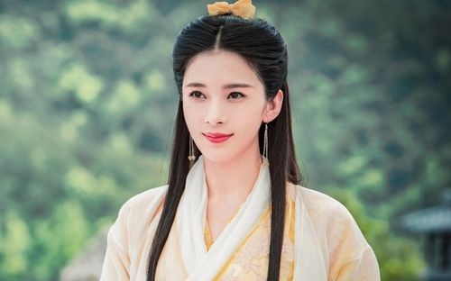 Một diễn viên cực hot tự ví mình là Địch Lệ Nhiệt Ba - Dương Mịch, hóa ra Triệu Lộ Tư chưa phải 'cọ hậu'