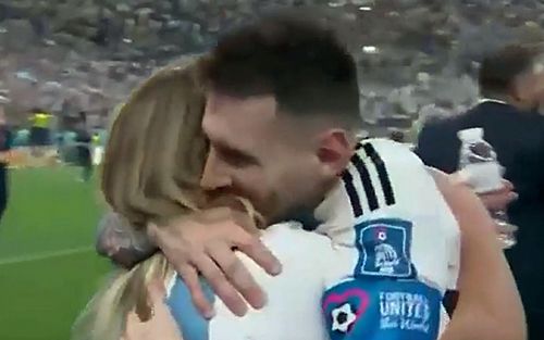 Cô gái ôm Messi trước cả vợ con của anh là ai?