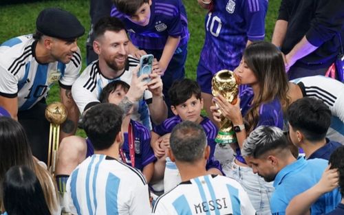 Chiếc điện thoại Messi đang dùng để chụp ảnh sống ảo cho 'nóc nhà' khi vô địch World Cup