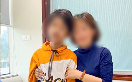 Sau pha làm thủ môn bắt bóng, bé 12 tuổi ngừng tim nhập viện khẩn