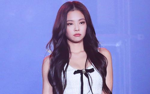 Jennie lên hot search vì trình diễn hời hợt: 'Fan làm ơn đừng tẩy trắng cho cô ta nữa'