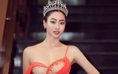 Lương Thùy Linh gặp 'sự cố' dở khóc dở cười ngày đầu năm mới vì chiều cao khủng