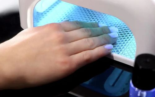 Tia cực tím từ đèn sấy khô móng tay có nguy cơ gây ung thư