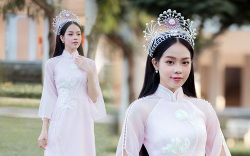 Nhan sắc trong trẻo của Hoa hậu Thanh Thủy khi về trường
