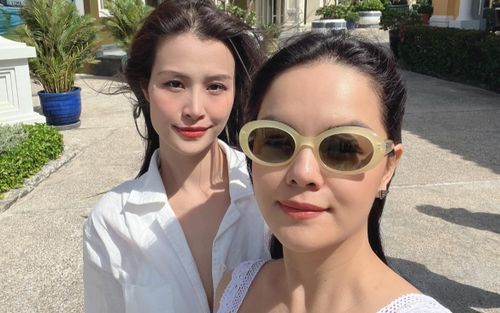 Phạm Quỳnh Anh vi vu đầu năm cùng Đông Nhi, không quên nhắc khéo bạn trai doanh nhân