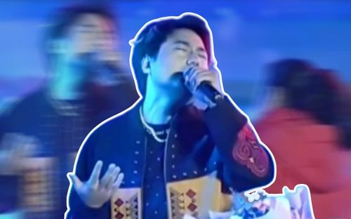 Nhắm nghiền mắt khi hát, nam ca sĩ 'bỏ mặc' fan lên tặng hoa