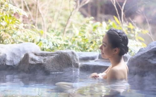 Tắm suối nước nóng lộ thiên, hơn 10.000 phụ nữ bị quay lén mà không hề hay biết