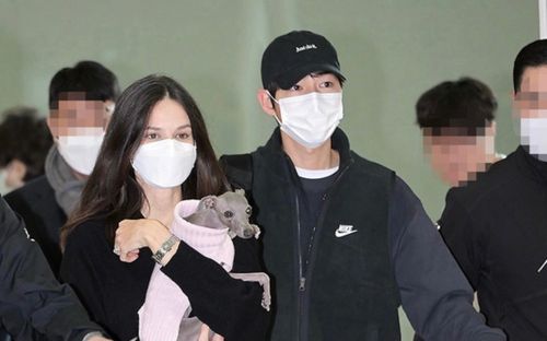 Song Joong Ki xuất hiện cùng vợ tại sân bay, nhan sắc của 'nửa kia' gây chú ý