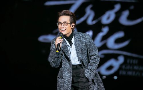 Hà Anh Tuấn có hành động ghi điểm khi thấy khán giả đứng đợi mình sau khi kết thúc show diễn