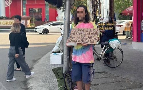 Thực hư việc nam du khách người nước ngoài ở Đà Nẵng ban ngày cầm bảng xin tiền, đêm vào bar