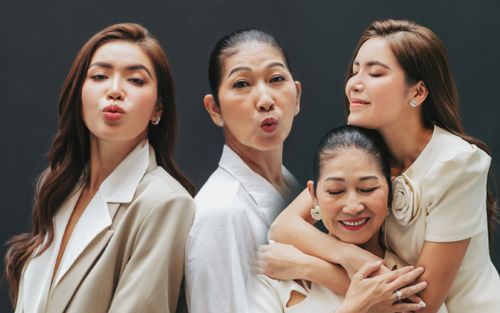Siêu mẫu Minh Tú nhí nha nhí nhố, khoe nét tinh nghịch chụp hình cùng mẹ nhân dịp ngày 8/3