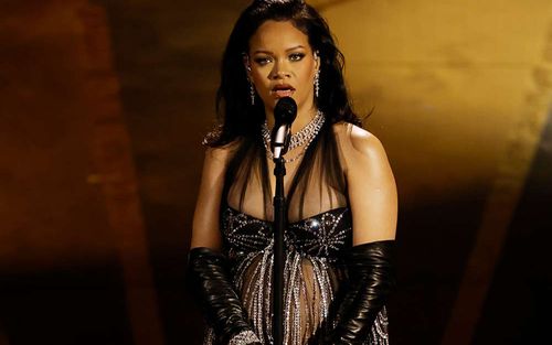 Oscar 2023: Rihanna, Lady Gaga dắt tay nhau ra 'chuồng gà'
