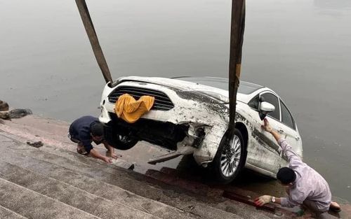 Sự thật hình ảnh ô tô lao thẳng xuống Hồ Tây gây xôn xao