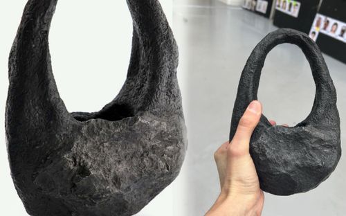 'Mỏi tay' với túi xách nặng 2kg làm từ thiên thạch 55.000 năm tuổi