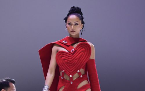 H'Hen Niê diện trang phục sắc đỏ táo bạo, nổi bần bật với phụ kiện lạ mắt