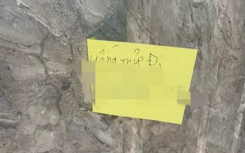 Thấy quán cà phê của mẹ vắng khách, bé trai 8 tuổi dán tấm bảng với nội dung khiến ai cũng phì cười