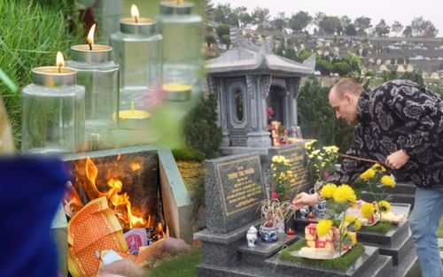 Tết Thanh Minh qua lăng kính của chàng rể Tây lấy vợ Việt: Thiêng liêng, trọn vẹn hai chữ 'cội nguồi'