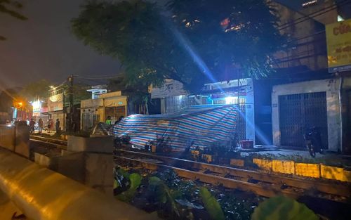 Va chạm với tàu hỏa cô gái trẻ tử vong thương tâm tại Hà Nội